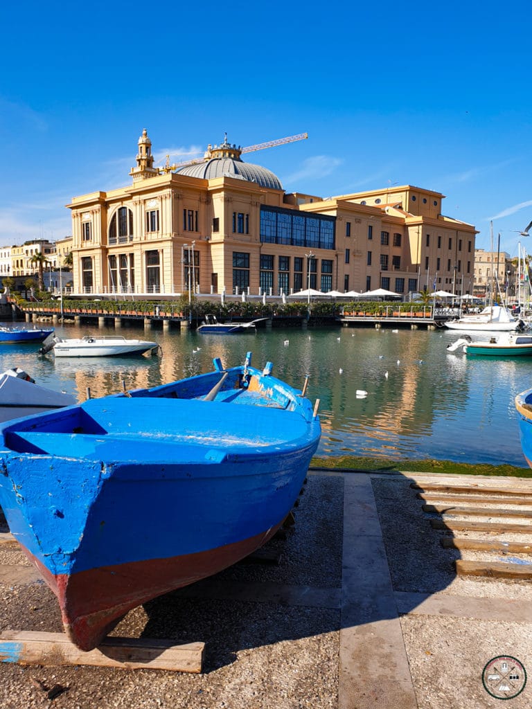 Teatro Margherita à Bari et barque de pêcheur