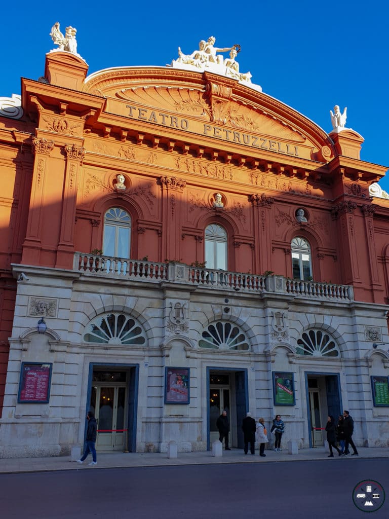 Façade du Teatro Petruzzelli à Bari