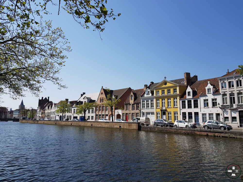 Un canal à Bruges avec ces maisons colorées